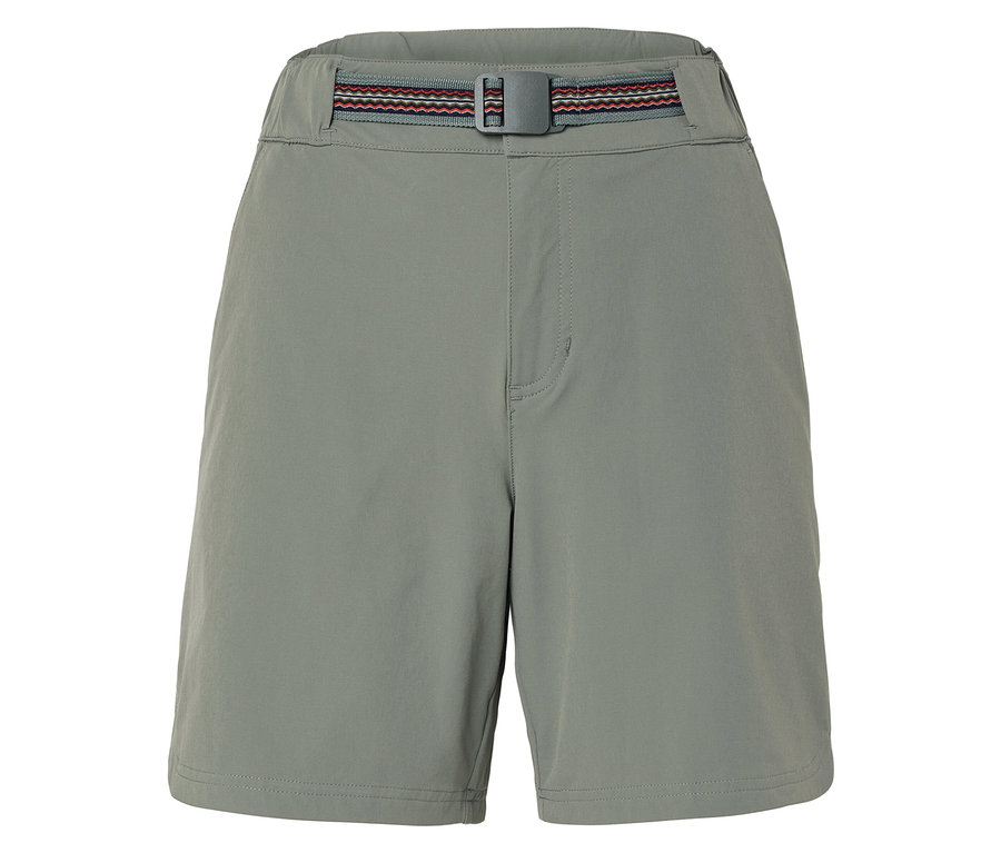 Gros plan d'un short gris avec une ceinture rouge et grise.