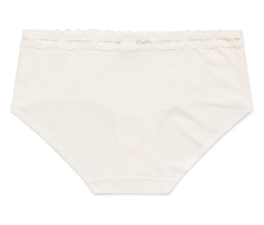 Un slip couleur crème avec des détails en dentelle est posé à plat sur un fond blanc.