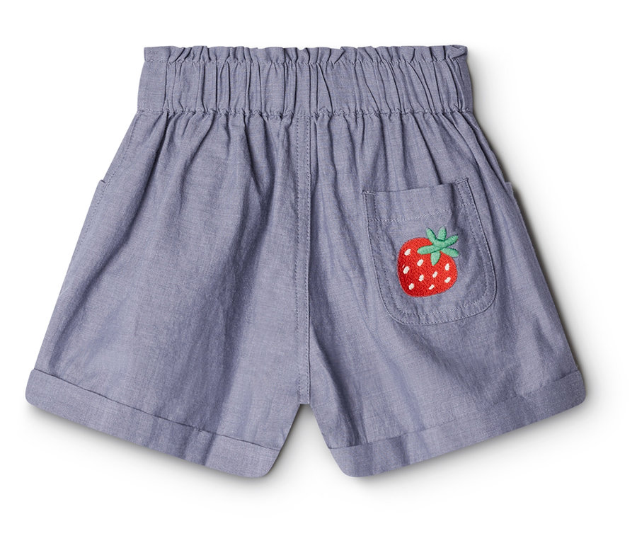 Short bleu clair avec une application de fraise sur une poche arrière.