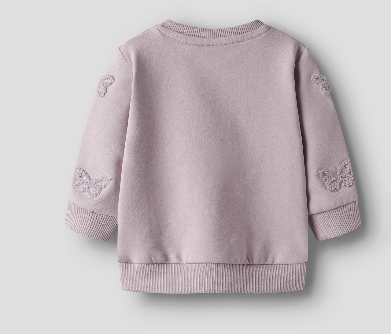 Vue arrière d'un sweat-shirt bébé NAME IT violet avec des appliqués papillon sur les manches.