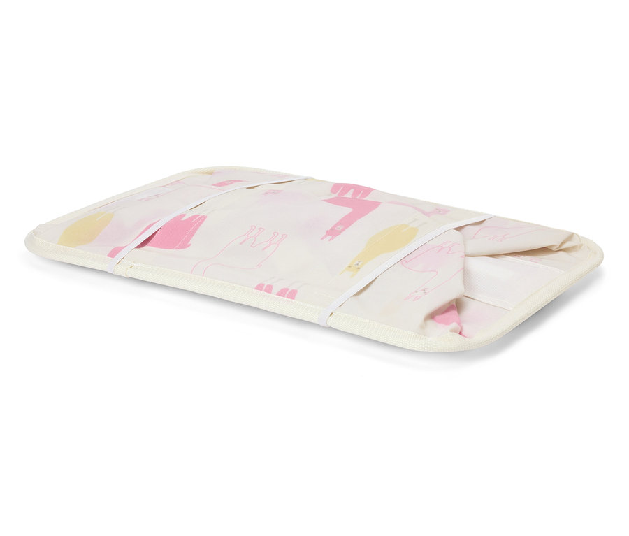Un matelas à langer crème plié avec des illustrations roses et jaunes.