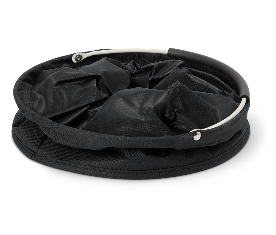 Panier à linge noir avec poignée argentée et insert noir.