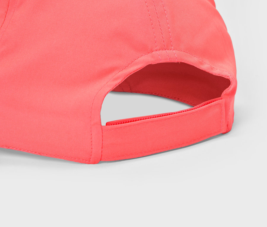 Gros plan sur l'arrière d'une casquette de baseball corail avec une sangle réglable.
