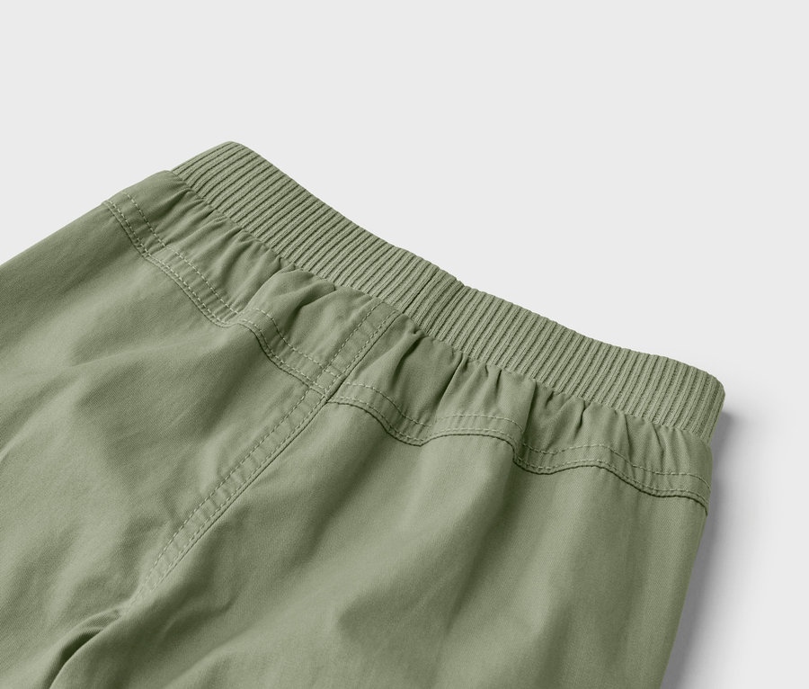 Gros plan sur l'arrière d'un pantalon vert olive avec une taille élastique.