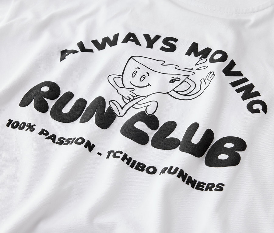T-shirt de sport blanc avec impression noire "ALWAYS MOVING", une tasse de café qui court, "RUN CLUB" et "100% PASSION - TCHIBO RUNNERS".
