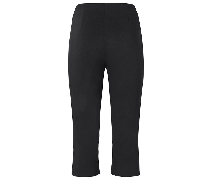 Pantalon noir en studio.