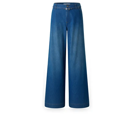 Jean bleu large avec ceinture sur fond blanc.