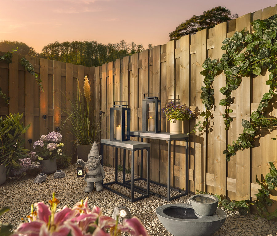 Dans le jardin, il y a une fontaine de jardin solaire Premium et 3 pierres à LED solaires Premium.