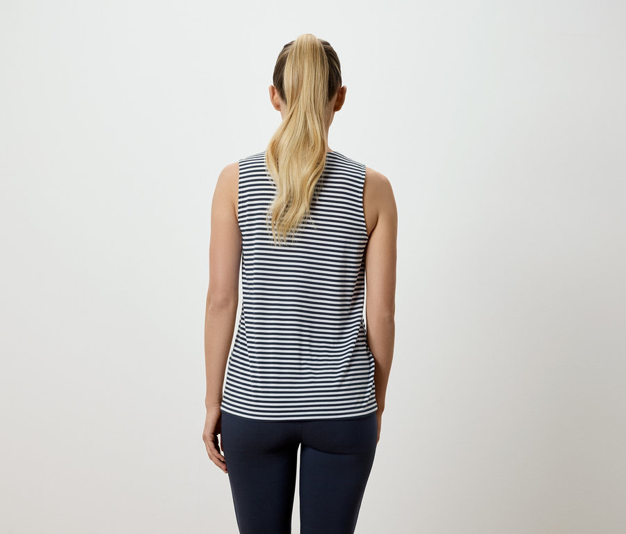 Vue de dos d'une femme avec une queue de cheval blonde portant un débardeur rayé bleu et blanc et un legging bleu marine.