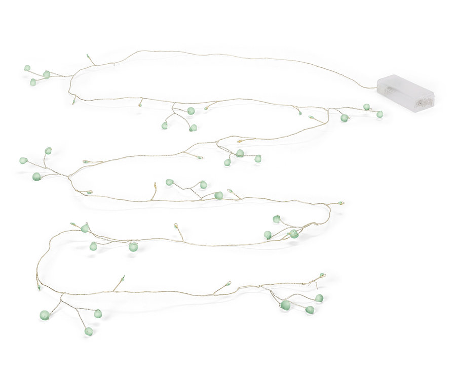 Guirlande lumineuse avec des boules vertes et un compartiment à piles sur fond blanc.