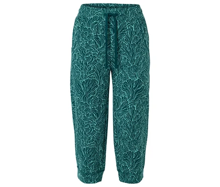Un pantalon long et ample avec cordon de serrage et motif végétal abstrait bleu clair sur fond bleu foncé.