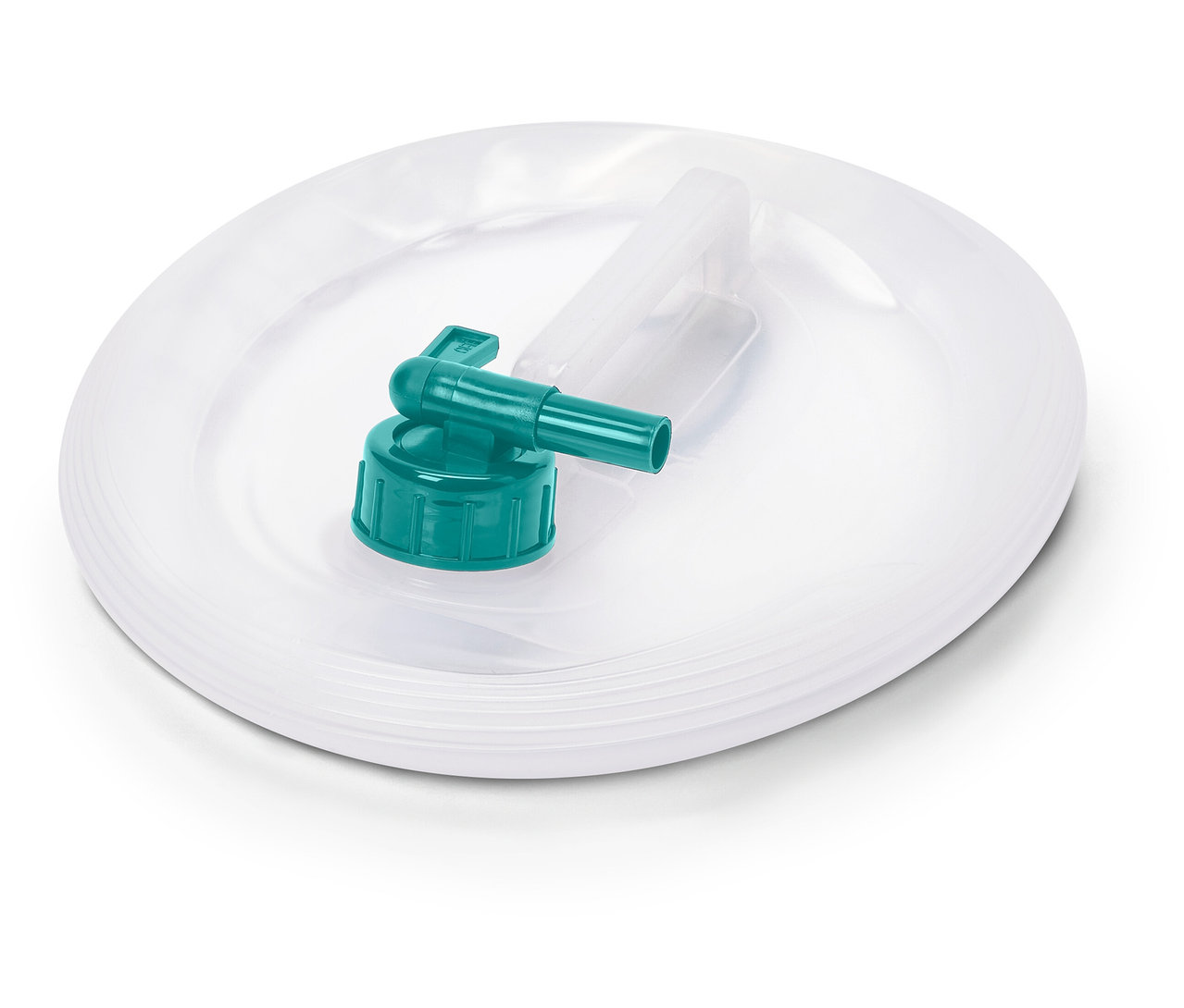 Une poche à eau ronde et transparente avec un robinet vert et un tuyau transparent repose sur une surface blanche.
