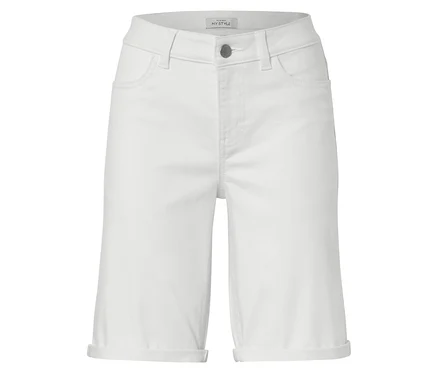 Short en jean blanc sur fond blanc.