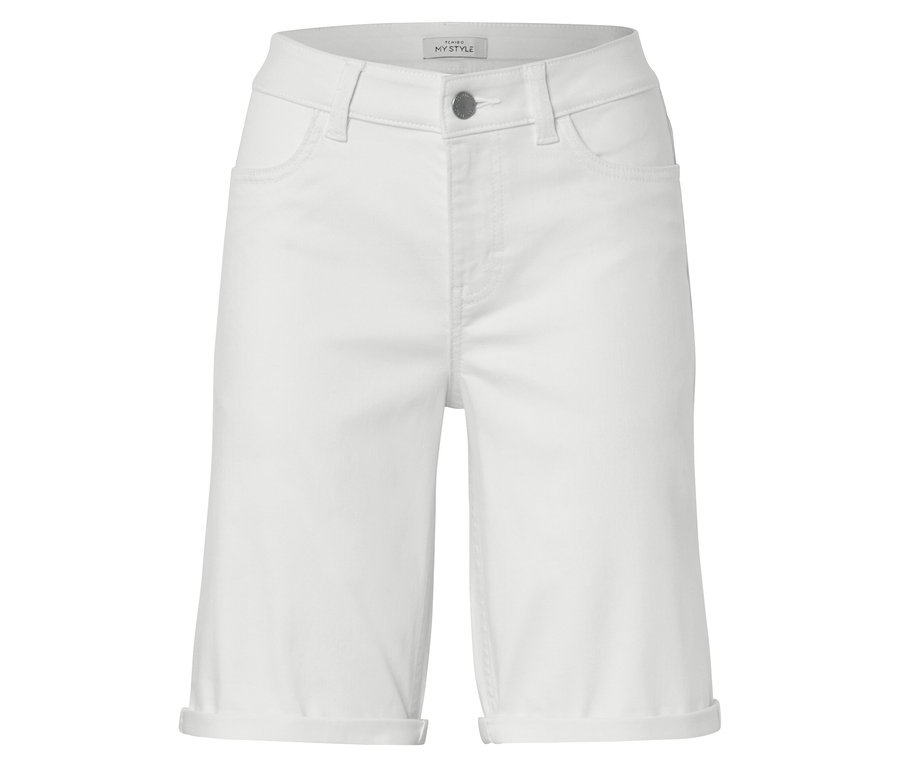 Short en jean blanc sur fond blanc.