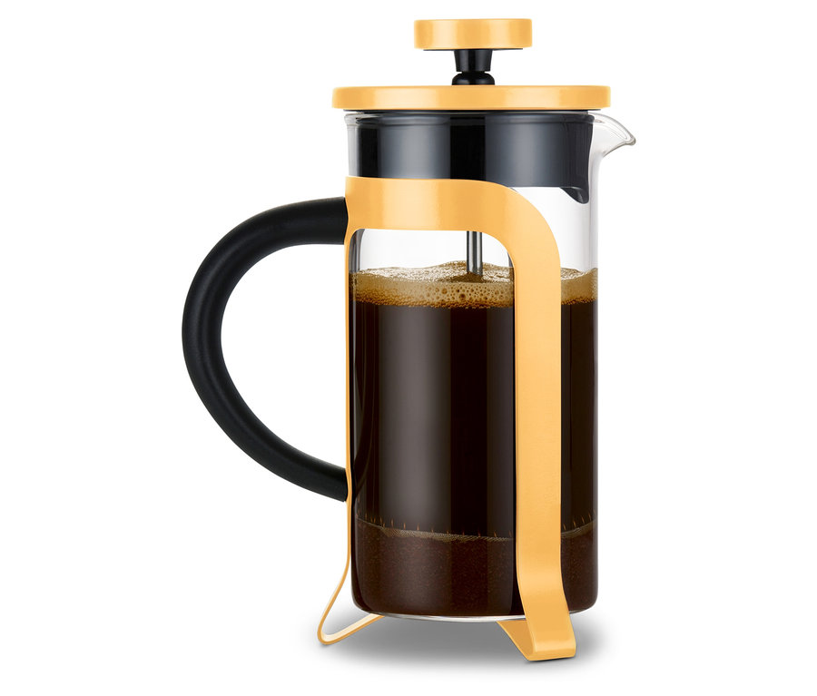 Une cafetière à piston jaune en verre avec une poignée noire remplie de café.