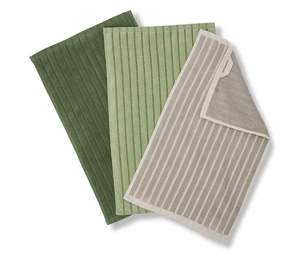 Trois serviettes pliées et rayées dans les tons de vert, vert clair et beige sont superposées.