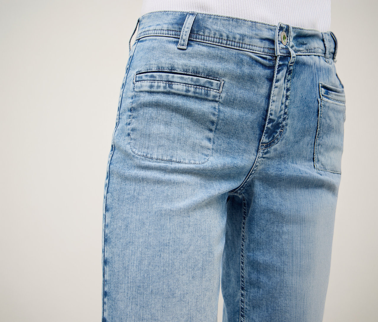 Gros plan sur un culotte Angels Denim «
Linn Smart
» bleu clair avec poches plaquées.
