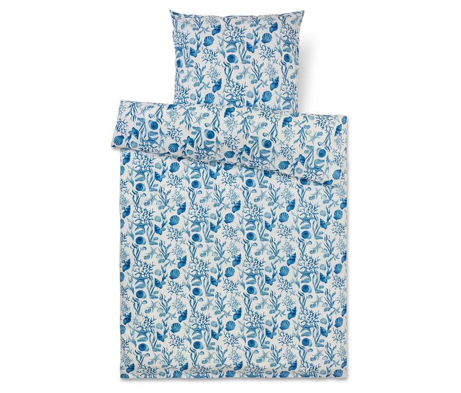 Ensemble de literie avec motif marin bleu de coraux, coquillages et algues sur fond blanc.