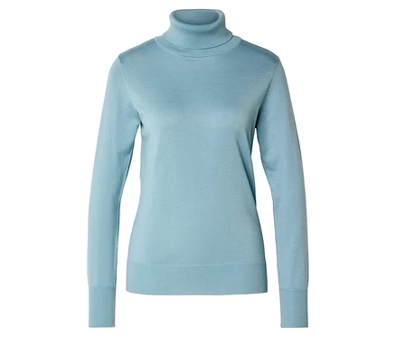 Pull bleu clair à col roulé et manches longues sur fond blanc.