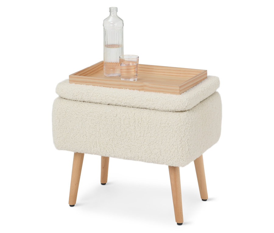 Une bouteille d'eau et un verre d'eau sont posés sur un plateau en bois qui est posé sur un tabouret blanc avec des pieds en bois.