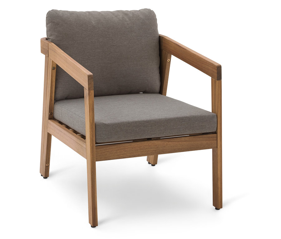 Une chaise en bois marron avec un coussin gris sur un fond blanc.