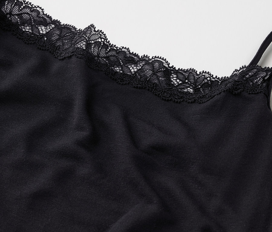 Gros plan sur un débardeur noir avec bordure en dentelle.