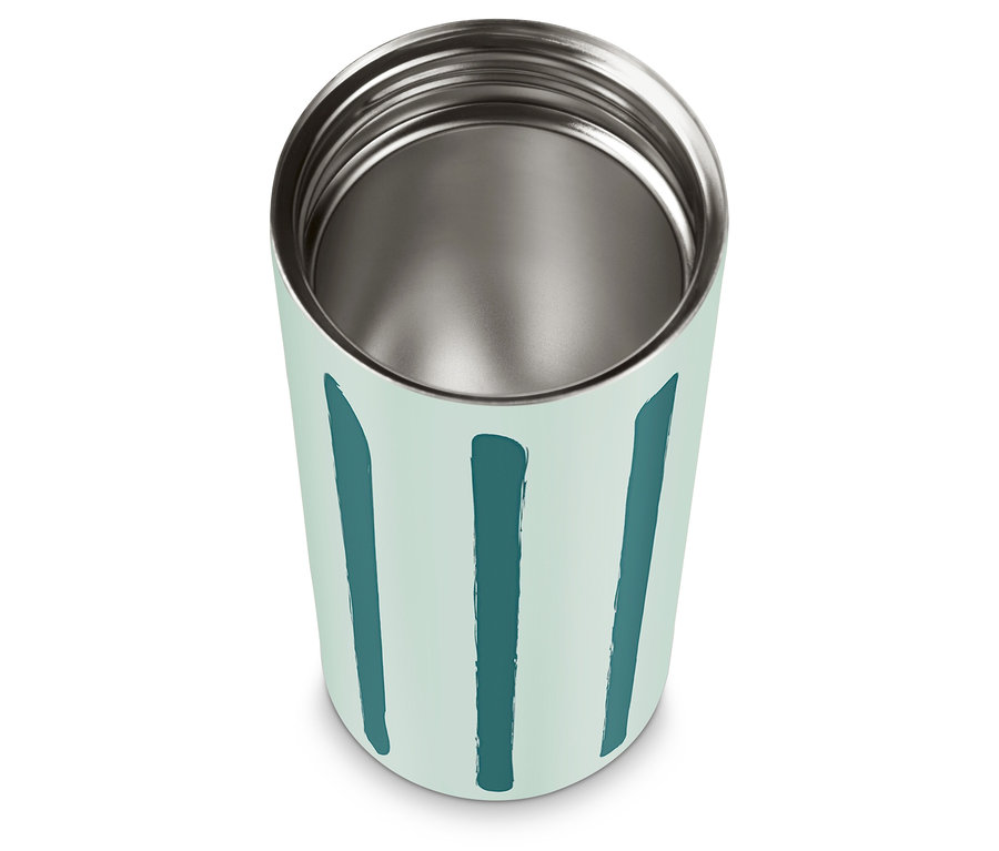 Un gobelet à café rayé vide se dresse sur un fond blanc.