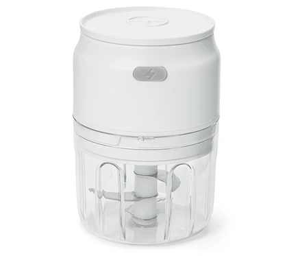 Un mini hachoir électrique blanc avec un récipient transparent se dresse sur un fond blanc.