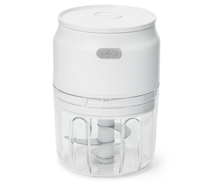 Un mini hachoir électrique blanc avec un récipient transparent se dresse sur un fond blanc.