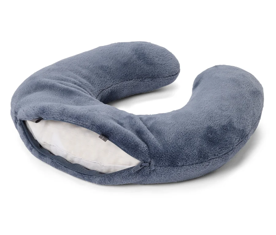 Un coussin de voyage bleu en forme de U avec une fermeture éclair partiellement ouverte repose sur un fond blanc.