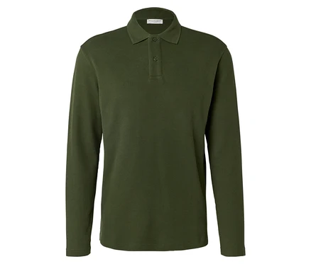 Un polo olive à manches longues est posé sur un fond blanc.