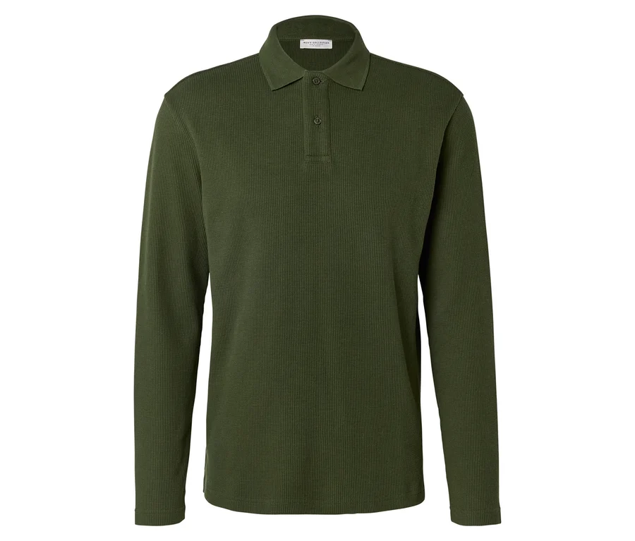 Un polo olive à manches longues est posé sur un fond blanc.