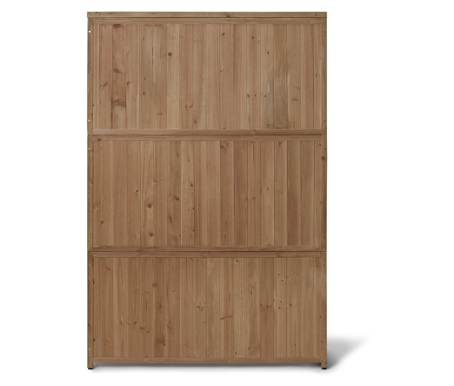 Un grand panneau de bois rectangulaire composé de planches verticales, divisé en trois sections horizontales par deux planches horizontales plus larges. Le bois est brun clair avec un grain visible.