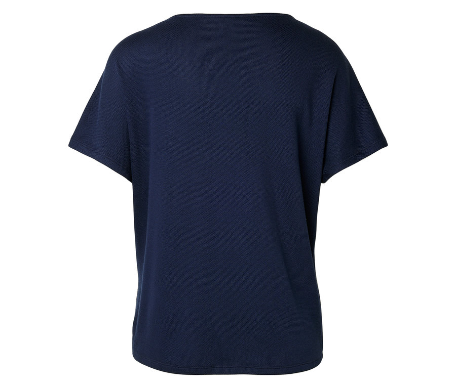 Gros plan d'un t-shirt bleu marine à manches courtes.