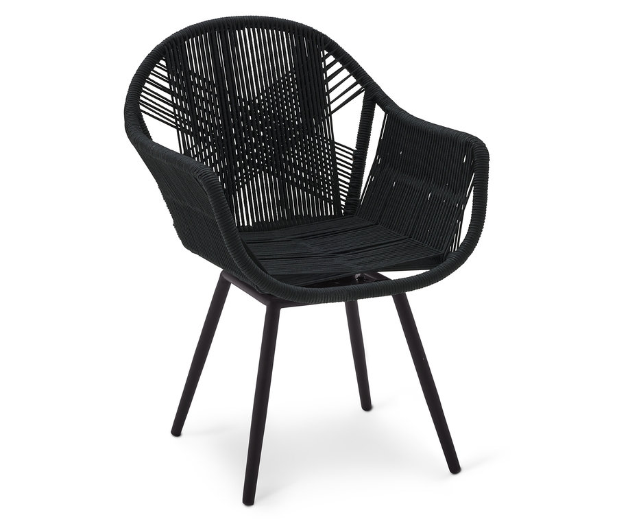 Chaise en corde noire avec accoudoirs et quatre pieds sur fond blanc.