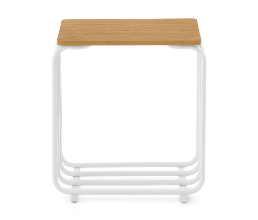 Petite table rectangulaire avec un plateau en bois clair et une structure en métal blanc. La structure est composée de tubes arrondis et possède trois barres horizontales en bas.