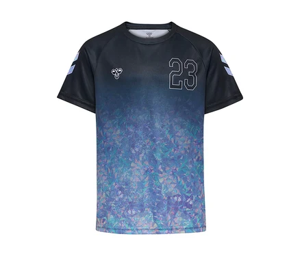 T-shirt hummel® HMLJR Shimmer S/S noir avec un motif géométrique bleu et violet en bas, un '23' blanc sur la poitrine et des logos hummel.
