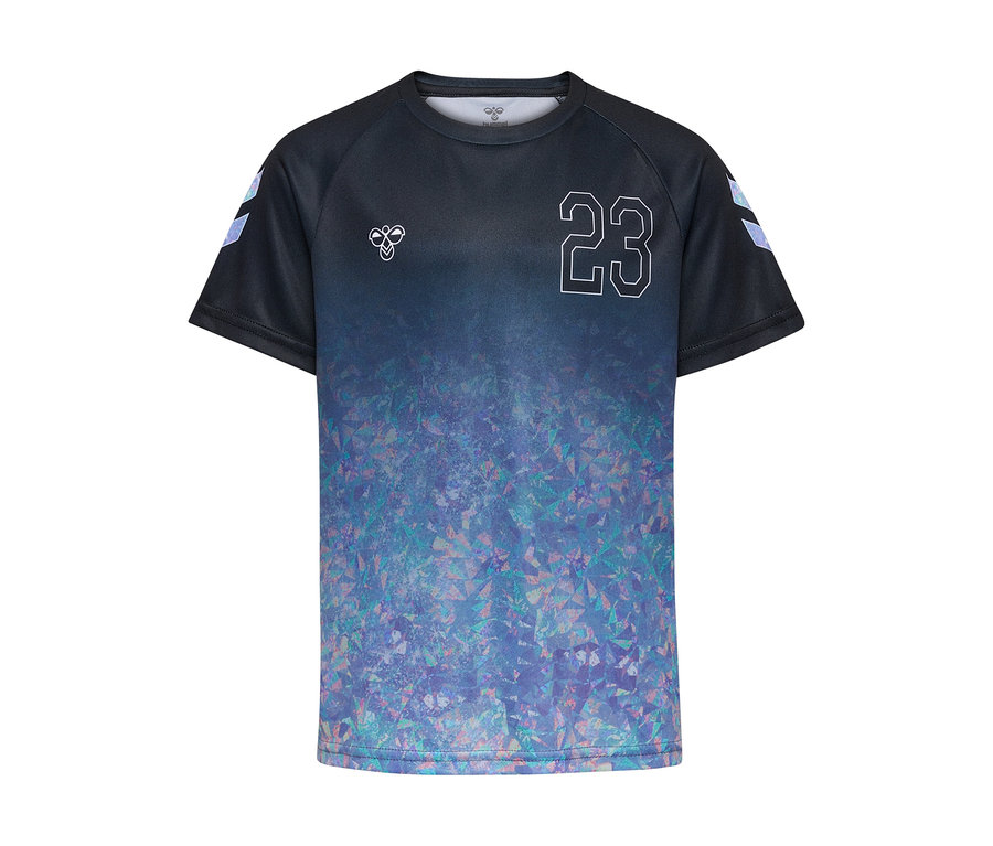 T-shirt hummel® HMLJR Shimmer S/S noir avec un motif géométrique bleu et violet en bas, un '23' blanc sur la poitrine et des logos hummel.