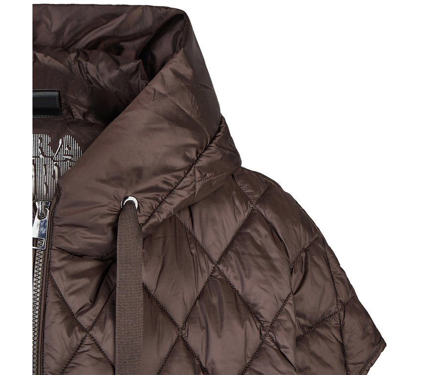 Gilet matelassé marron avec fermeture éclair, col montant et cordon de serrage.
