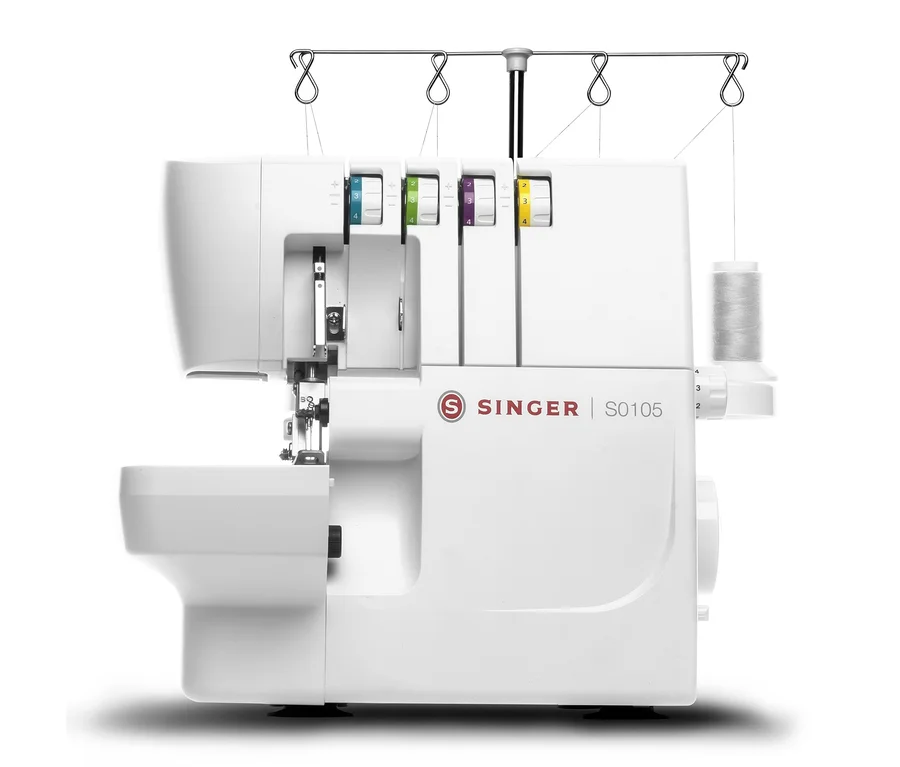 Machine à coudre surjeteuse Singer S0105 blanche avec quatre cadrans de tension de fil colorés et une bobine de fil blanche.
