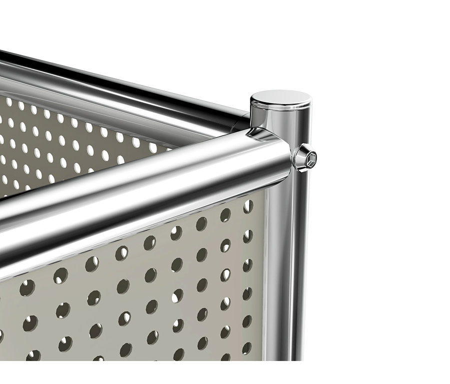 Gros plan d'une structure métallique avec des barres chromées brillantes et des panneaux gris clair perforés, reliés par une vis visible sur un poteau vertical.