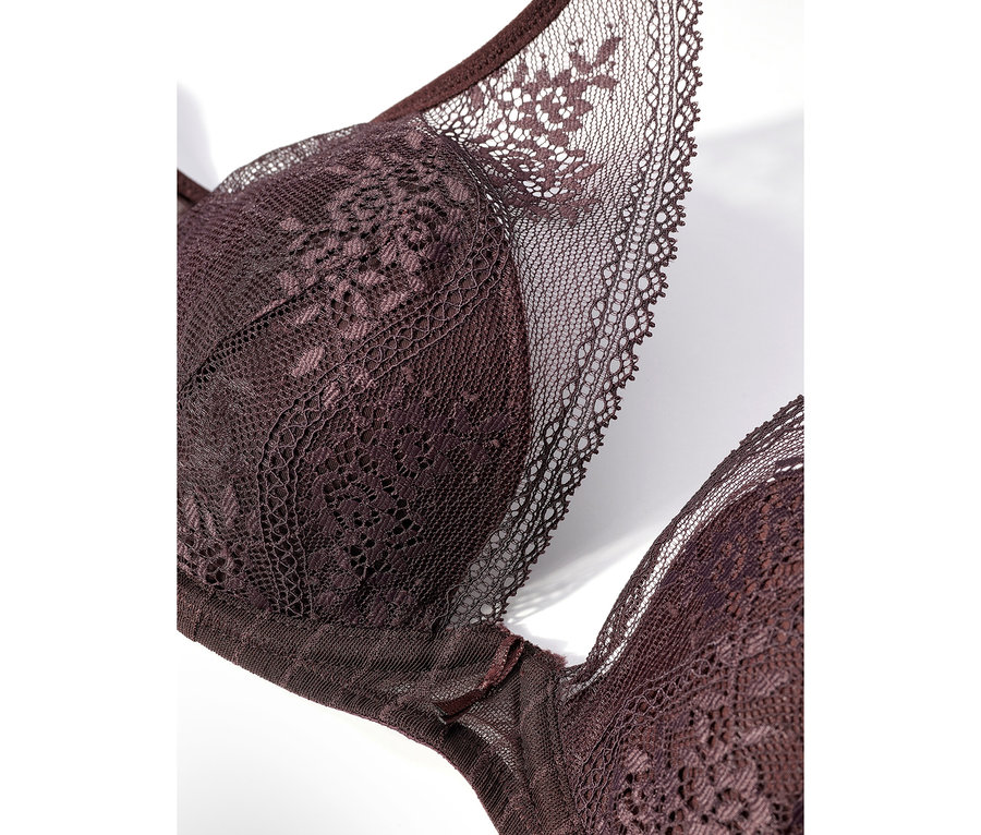Gros plan d'un soutien-gorge en dentelle violet foncé sur fond blanc.
