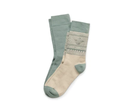 Deux chaussettes, une vert clair uni, l'autre beige avec talon, pointe et bord-côte à motifs vert clair.