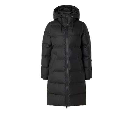 Long manteau matelassé noir avec capuche et fermeture éclair intégrale.