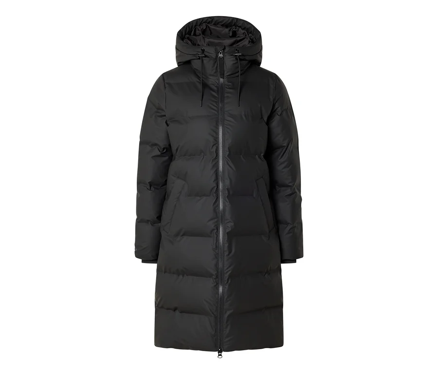 Long manteau matelassé noir avec capuche et fermeture éclair intégrale.