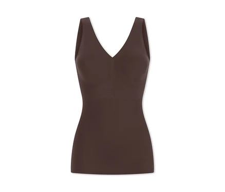 Top marron foncé moulant à col en V et larges bretelles.