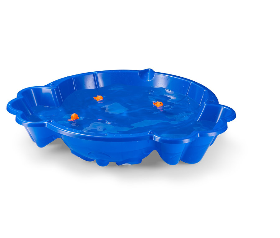 Pataugeoire bleue remplie d'eau avec trois jouets orange.