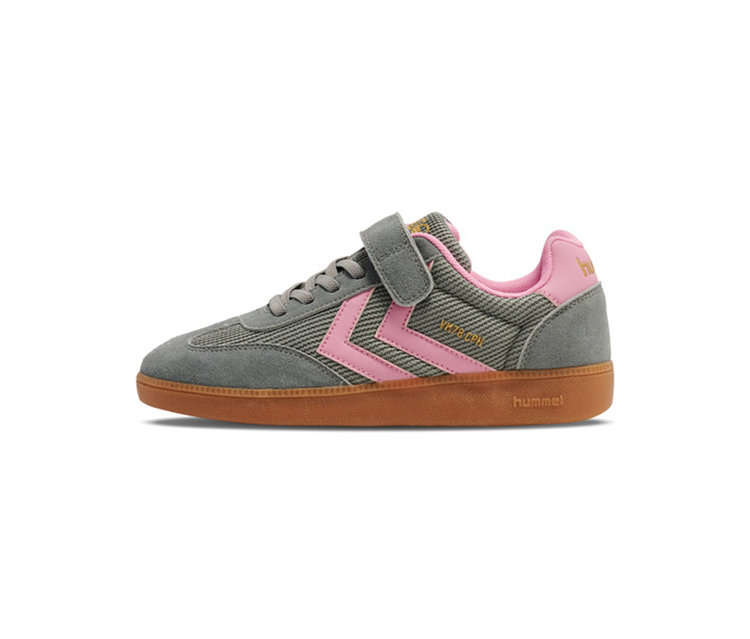 Baskets hummel® VM78 CPH JR grises et roses avec une bande auto-agrippante et une semelle en gomme.