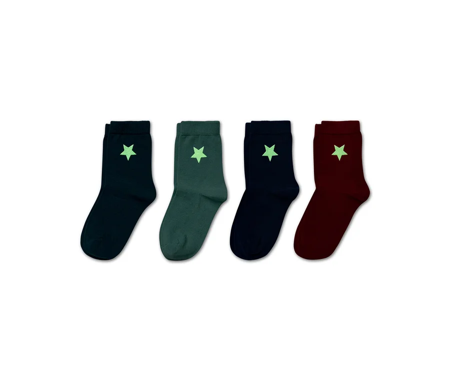 Quatre paires de chaussettes de différentes couleurs (bleu foncé, vert, bleu foncé et bordeaux) avec une étoile sur chaque chaussette.