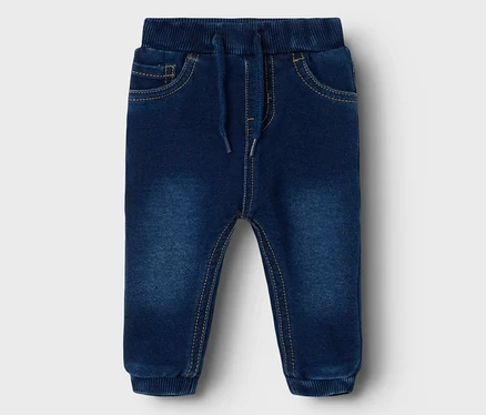 Jean bébé bleu foncé de style jogger avec taille côtelée, cordon de serrage, coutures jaunes et chevilles élastiquées.